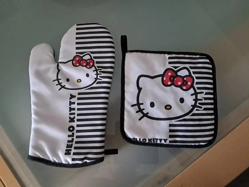 Delantal + manique Hello Kitty – photo 3